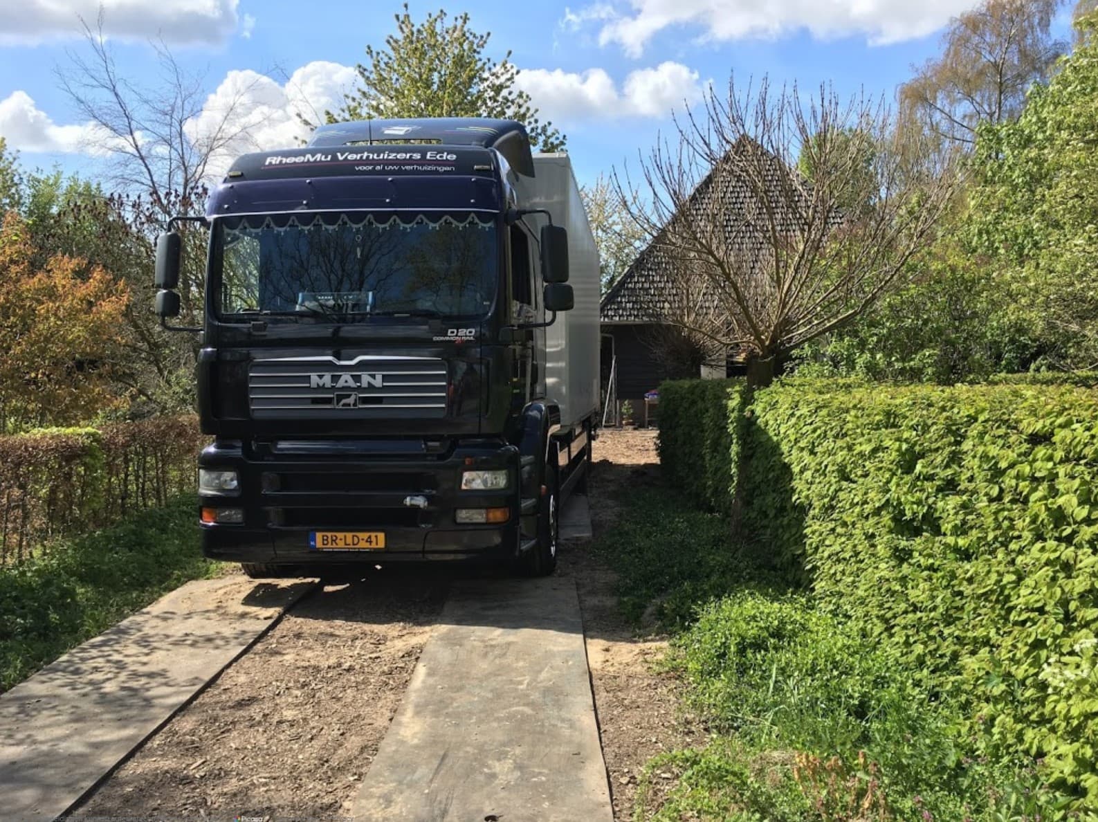 RheeMu Verhuizers · vrachtwagen onderweg