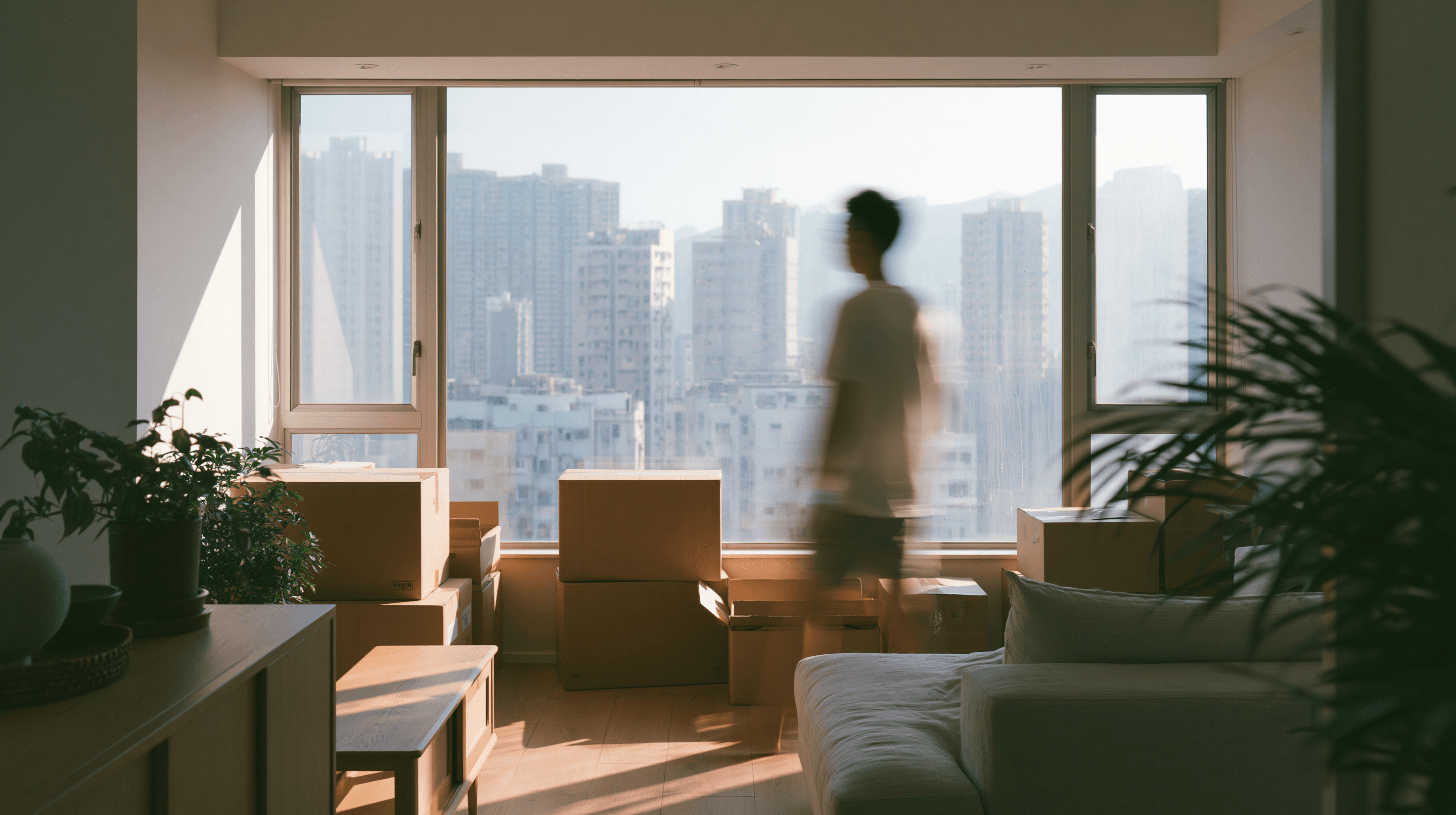 Inrichten van nieuwe woning met uitzicht op skyline